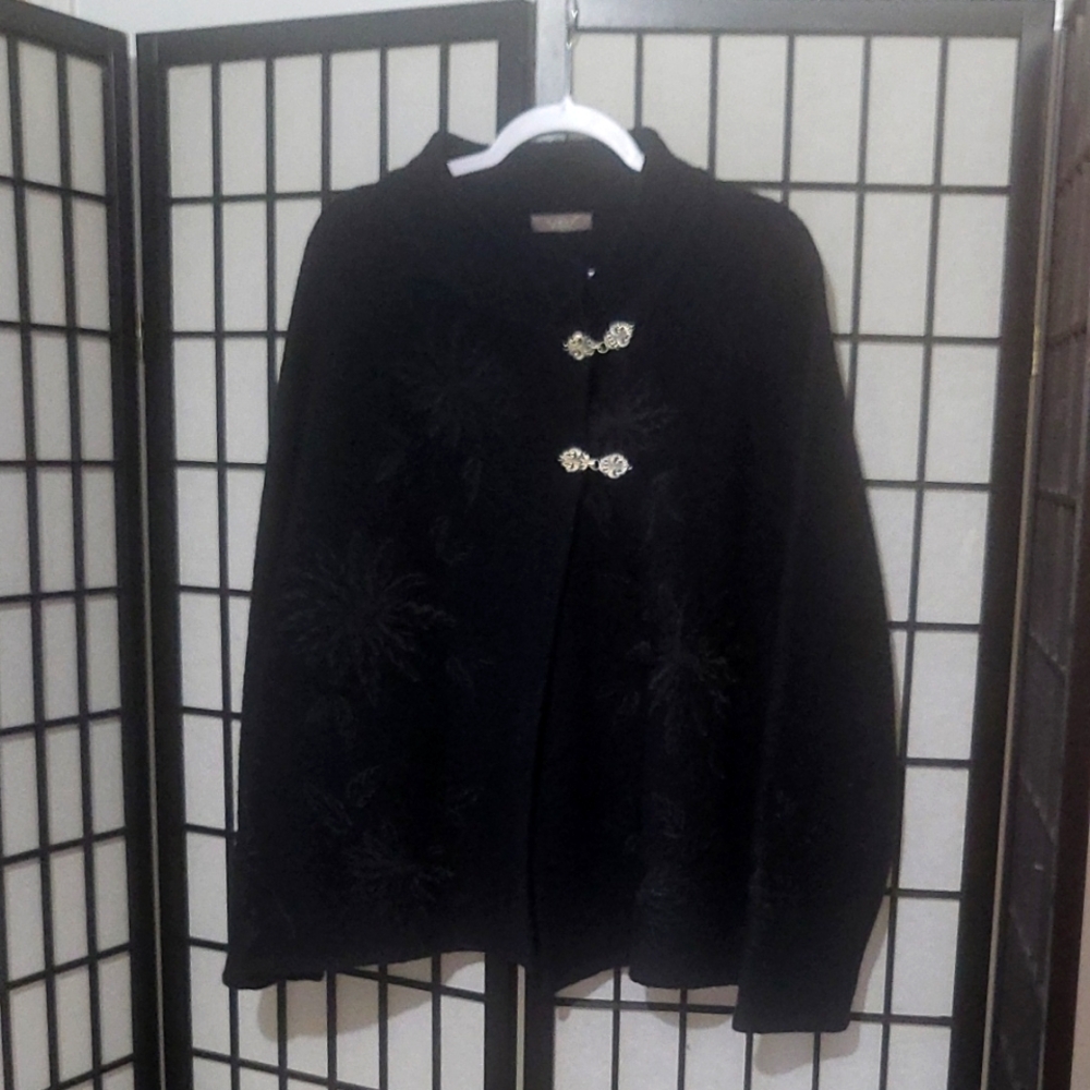 Kenar Black jacket with Long Sleeves and Relaxed Fit